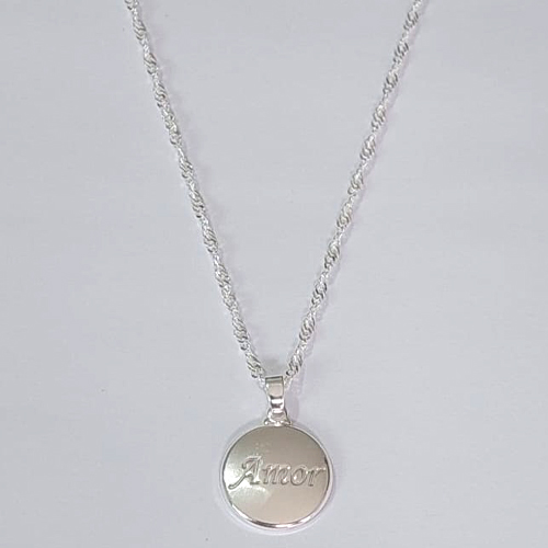 GARGANTILHA FOLHEADA A PRATA COM 50 MILÉSIMOS + VERNIZ DIAMOND CORRENTE SINGAPURA 42CM PINGENTE AMOR 14MM FECHO LAGOSTA PRGG001192