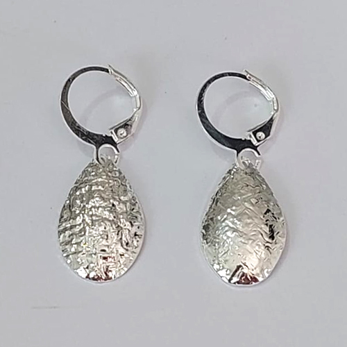 BRINCO FOLHEADO A PRATA COM 50 MILÉSIMOS + VERNIZ DIAMOND ARGOLA DE PRESSÃO GOTA TEXTURA 11MM PRBR000943