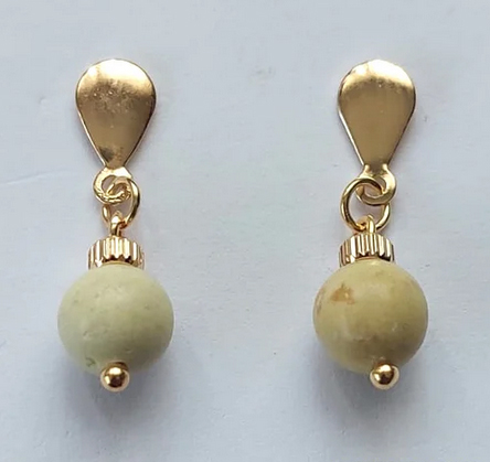 BRINCO FOLHEADO A OURO COM 5 MILÉSIMOS + VERNIZ DIAMOND BRINCO COM PINO E PEDRA GREEN LACE - TAMANHO 8MM (OURO008) - OUBR000080
