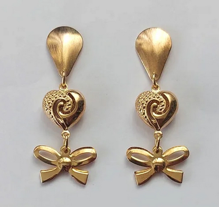 BRINCO FOLHEADO A OURO COM 5 MILÉSIMOS + VERNIZ DIAMOND BRINCO COM PINO CORAÇÃO DETALHE VAZADO E LACINHO - TAMANHO 45MM (OURO012) - OUBR000084