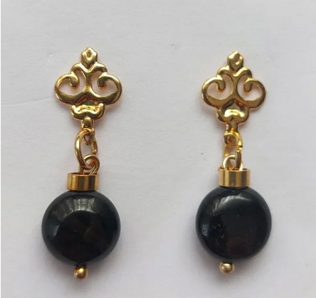 BRINCO FOLHEADO A OURO COM 5 MILÉSIMOS + VERNIZ DIAMOND BRINCO COM PINO E PEDRA OLHO DE GATO - TAMANHO 8MM (OURO005) - OUBR000085