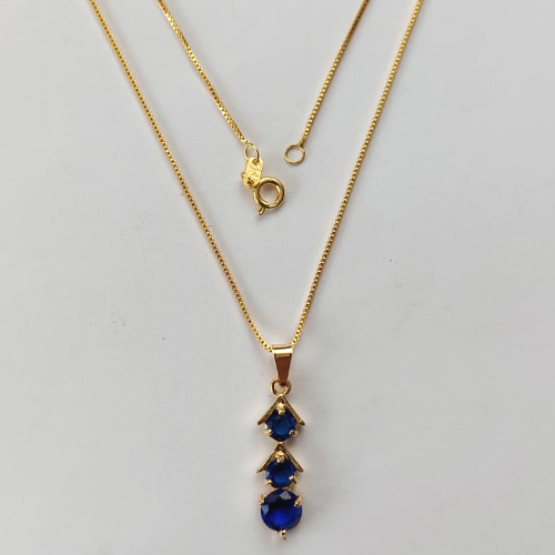 GARGANTILHA FOLHEADA A OURO 5 MILÉSIMOS + VERNIZ DIAMOND - CORRENTE VENEZIANA 42CM COM TRÊS PEDRAS EM ZIRCÔNIA AZUL 25MM - FECHO REDONDO (OURO019) OUGG000115