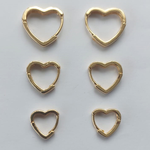 TRIO DE BRINCOS FOLHEADO A OURO COM 5 MILÉSIMOS + VERNIZ DIAMOND TRIO FORMATO CORAÇÃO TAMANHOS 12/14/16MM - ARGOLA DE PRESSÃO (OURO020) - OUBR000090