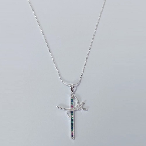 GARGANTILHA FOLHEADA A PRATA COM 50 MILÉSIMOS + VERNIZ DIAMOND CORRENTE L 11 45CM + EXTENSOR PINGENTE CRUCIFIXO CRAVEJADO EM MICROS ZIRCÔNIAS COLORIDAS 32MM PRGG001208