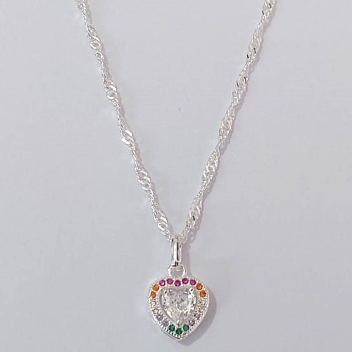 GARGANTILHA FOLHEADA A PRATA COM 50 MILÉSIMOS + VERNIZ DIAMOND CORRENTE SINGAPURA 45CM + EXTENSOR PINGENTE CORAÇÃO COM ZIRCÔNIA CRISTAL E BASE CRAVEJADA EM MICROS ZIRCÔNIAS COLORIDAS 9MM PRGG001211