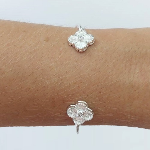 PULSEIRA (BRACELETE) FOLHEADA A PRATA COM 50 MILÉSIMOS + VERNIZ DIAMOND COM DOIS TREVOS CRAVEJADOS COM MICROS ZIRCÔNIAS 14MM PRPS000962