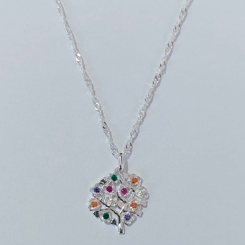 GARGANTILHA FOLHEADA A PRATA COM 50 MILÉSIMOS + VERNIZ DIAMOND CORRENTE 45CM PINGENTE ÁRVORE DA VIDA CRAVEJADA EM MICROS COLORIDAS 16MM PRGG001215