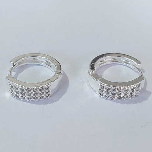 BRINCO FOLHEADO A PRATA COM 50 MILÉSIMOS + VERNIZ DIAMOND ARGOLA COM 3 FILEIRAS DE MICRO ZIRCÔNIAS 18MM PRBR000960