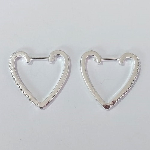BRINCO FOLHEADO A PRATA COM 50 MILÉSIMOS + VERNIZ DIAMOND ARGOLA FORMATO CORAÇÃO COM 1 FILEIRA DE MICRO ZIRCÔNIAS COLORIDAS 25MM PRBR000962