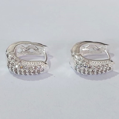 BRINCO FOLHEADO A PRATA COM 50 MILÉSIMOS + VERNIZ DIAMOND ARGOLA COM 3 FILEIRAS DE MICRO ZIRCÔNIAS 12MM PRBR000964