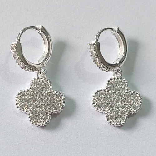 BRINCO FOLHEADO A PRATA COM 50 MILÉSIMOS + VERNIZ DIAMOND ARGOLA DE PRESSÃO COM MICRO ZIRCÔNIAS E TREVO CRAVEJADO COM MICRO ZIRCÔNIAS 9MM PRBR000979