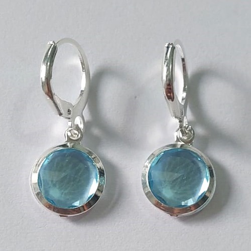 BRINCO FOLHEADO A PRATA COM 50 MILÉSIMOS + VERNIZ DIAMOND ARGOLA DE PRESSÃO COM ZIRCÔNIA AZUL CLARO 11MM PRBR000982