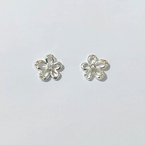 BRINCO FOLHEADO A PRATA COM 50 MILÉSIMOS + VERNIZ DIAMOND - BRINCO DE PINO FLOR COM MICRO ZIRCÔNIAS 9MM PRBR000984