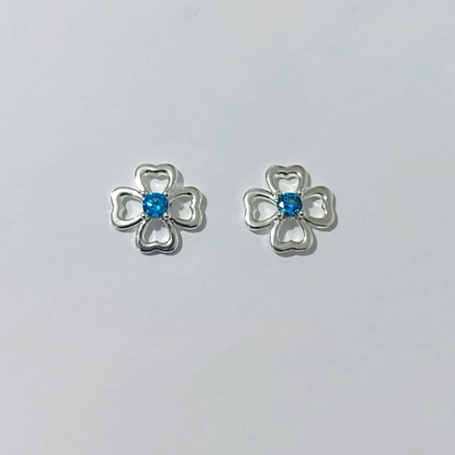 BRINCO FOLHEADO A PRATA COM 50 MILÉSIMOS + VERNIZ DIAMOND BRINCO DE PINO FLOR COM MICRO ZIRCÔNIA AZUL 12MM PRBR000990