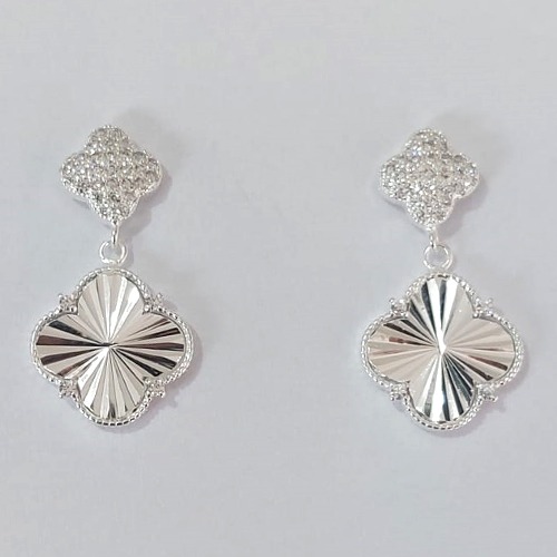 BRINCO FOLHEADO A PRATA COM 50 MILÉSIMOS + VERNIZ DIAMOND PINO BASE COM MICRO ZIRCÔNIAS E TREVO 14MM PRBR000994