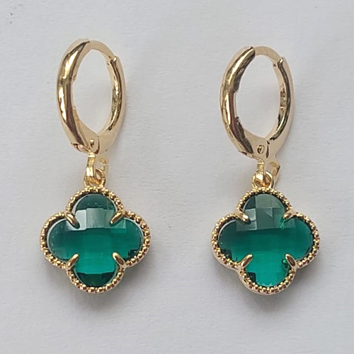 BRINCO FOLHEADO A OURO - BANHADO COM 5 MILÉSIMOS + VERNIZ DIAMOND - BRINCO TREVO 10MM VERDE EM VIDRO (OURO036) OUBR000099