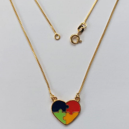 GARGANTILHA FOLHEADA A OURO - BANHADO COM 5 MILÉSIMOS + VERNIZ DIAMOND - CORRENTE VENEZIANA 45CM E PINGENTE CORAÇÃO AUTISTO 13X16MM - FECHO REDONDO (OURO042) OUGG000117