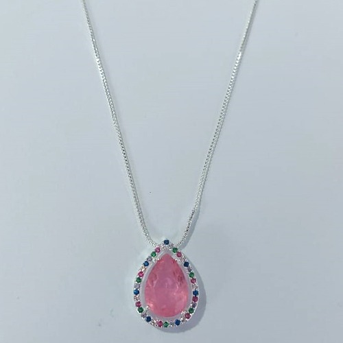 GARGANTILHA FOLHEADA A PRATA COM 50 MILÉSIMOS + VERNIZ DIAMOND CORRENTE VENEZIANA 45CM + EXTENSOR E PINGENTE COM BASE CRAVEJADA EM MICROS ZIRCÔNIAS COLORIDAS E PEDRA EM ZIRCÔNIA ROSA 10MM FECHO LAGOSTA PRGG001222