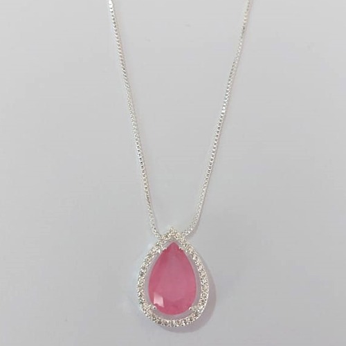GARGANTILHA FOLHEADA A PRATA COM 50 MILÉSIMOS + VERNIZ DIAMOND CORRENTE VENEZIANA 45CM + EXTENSOR E PINGENTE COM BASE CRAVEJADA EM MICROS ZIRCÔNIAS CRISTAIS E PEDRA EM ZIRCÔNIA ROSA 10MM FECHO LAGOSTA PRGG001226