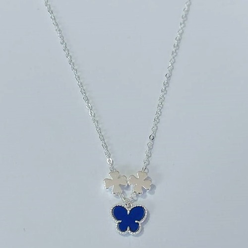GARGANTILHA FOLHEADA A PRATA COM 50 MILÉSIMOS + VERNIZ DIAMOND CORRENTE CADEADO 45CM + EXTENSOR PINGENTE BORBOLETA AZUL 10MM E DOIS PINGENTES PRATAS PRGG001228