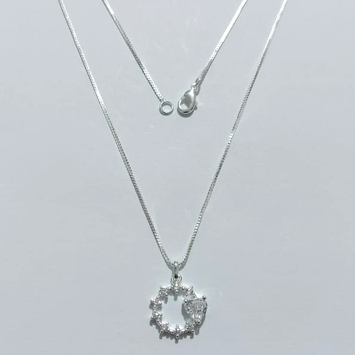GARGANTILHA FOLHEADA A PRATA COM 50 MILÉSIMOS + VERNIZ DIAMOND CORRENTE VENEZIANA PINGENTE COM MICRO ZIRCÔNIAS E ZIRCÔNIA FORMATO CORAÇÃO 15MM PRGG001232