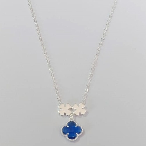 GARGANTILHA FOLHEADA A PRATA COM 50 MILÉSIMOS + VERNIZ DIAMOND CORRENTE CADEADO 45CM + EXTENSOR PINGENTE TREVO AZUL ESCURO VIDRO 10MM E DOIS PINGENTES PRATAS PRGG001243