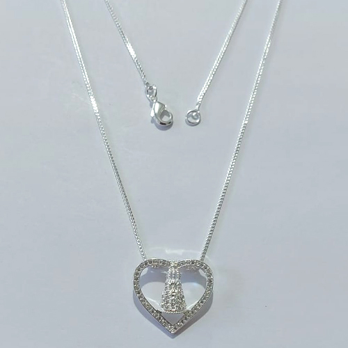 GARGANTILHA FOLHEADA A PRATA COM 50 MILÉSIMOS + VERNIZ DIAMOND CORRENTE VENEZIANA COM PINGENTE NOSSA SENHORA APARECIDA FORMATO CORAÇÃO COM MICRO ZIRCÔNIAS 17MM PRGG001244