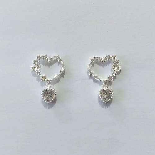 BRINCO FOLHEADO A PRATA COM 50 MILÉSIMOS + VERNIZ DIAMOND PINO CORAÇÃO TODO CRAVEJADO COM MICRO ZIRCÔNIA CRISTAIS 14MM PRBR001006