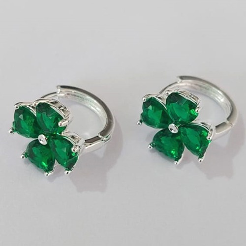 BRINCO FOLHEADO A PRATA COM 50 MILÉSIMOS + VERNIZ DIAMOND ARGOLA COM FLOR DE ZIRCÔNIAS VERDES 15MM PRBR001018