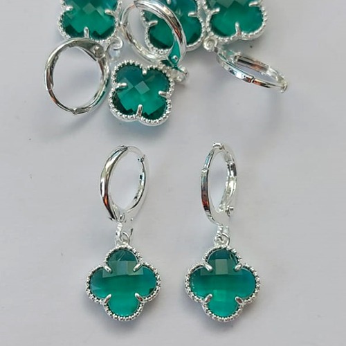 BRINCO FOLHEADO A PRATA COM 50 MILÉSIMOS + VERNIZ DIAMOND ARGOLA DE PRESSÃO TREVO VERDE 10MM (PRA381)PRBR001020