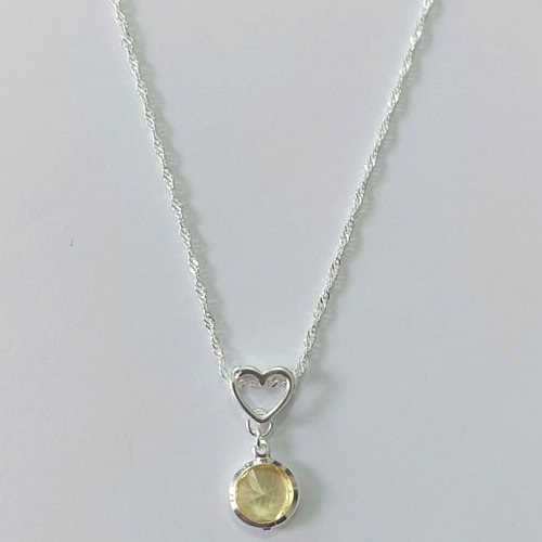 GARGANTILHA FOLHEADA A PRATA COM 50 MILÉSIMOS + VERNIZ DIAMOND CORRENTE SINGAPURA 45CM PINGENTE CORAÇÃO VAZADO E ZIRCÔNIA AMARELA REDONDA 10MM PRGG001296
