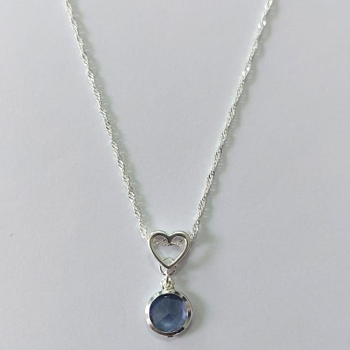 GARGANTILHA FOLHEADA A PRATA COM 50 MILÉSIMOS + VERNIZ DIAMOND CORRENTE SINGAPURA 45CM PINGENTE CORAÇÃO VAZADO E ZIRCÔNIA LILÁS REDONDA 10MM PRGG001298