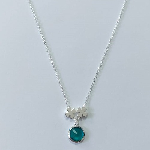 GARGANTILHA FOLHEADA A PRATA COM 50 MILÉSIMOS + VERNIZ DIAMOND CORRENTE CADEADO 45CM + EXTENSOR PINGENTE ZIRCÔNIA VERDE 11MM E DOIS PINGENTES PRATAS PRGG001323