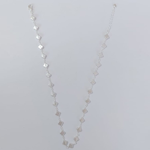 GARGANTILHA FOLHEADA A PRATA COM 50 MILÉSIMOS + VERNIZ DIAMOND CORRENTE 50CM FORMATO TREVO EM PÉROLAS FECHO LAGOSTA + EXTENSOR PRGG001342