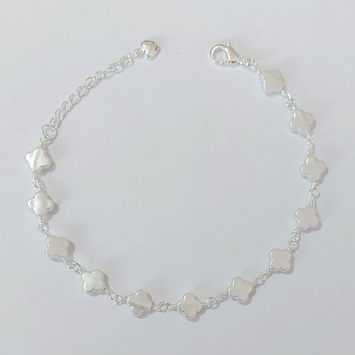 PULSEIRA FOLHEADA A PRATA COM 50 MILÉSIMOS + VERNIZ DIAMOND 20CM FORMATO TREVO EM PÉROLAS FECHO LAGOSTA PRPS001002