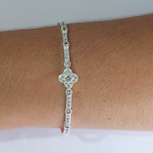 PULSEIRA (BRACELETE) FOLHEADA A PRATA COM 50 MILÉSIMOS + VERNIZ DIAMOND COM TREVO CRAVEJADO COM MICRO ZIRCÔNIAS PRPS001006