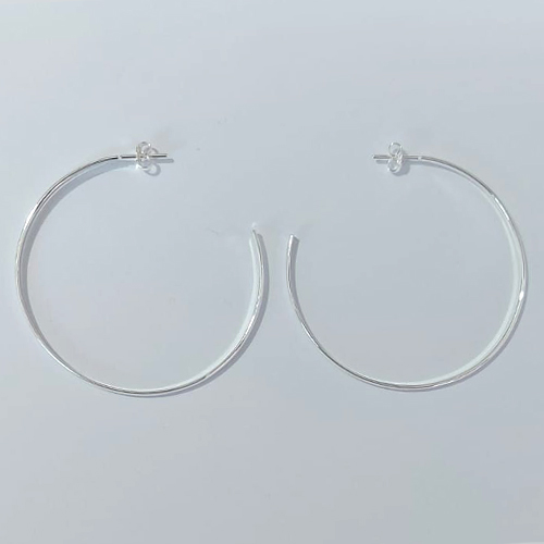 BRINCO FOLHEADO A PRATA COM 50 MILÉSIMOS + VERNIZ DIAMOND ARGOLA 50MM LARGURA 2MM PRBR001052