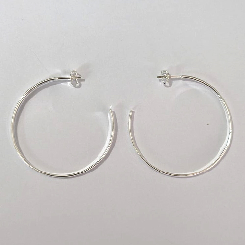 BRINCO FOLHEADO A PRATA COM 50 MILÉSIMOS + VERNIZ DIAMOND ARGOLA 28MM LARGURA 2MM PRBR001055