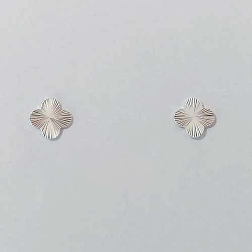 BRINCO FOLHEADO A PRATA COM 50 MILÉSIMOS + VERNIZ DIAMOND PINO TREVO DESENHADA 7MM PRBR001061