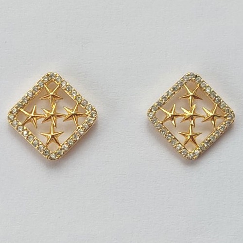 BRINCO FOLHEADO A OURO - BANHADO COM 5 MILÉSIMOS + VERNIZ DIAMOND - BRINCO DE PINO QUADRADO CRAVEJADO EM MICROS ZIRCÔNIAS COM ESTRELAS 11MM (OURO062) OUBR000120