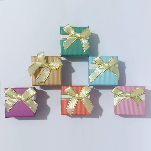 CAIXINHA PARA PRESENTE COM LAÇO PARA JOIAS (CORES SORTIDAS) 4X4CM PREB000005