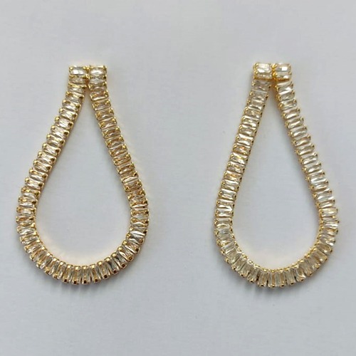 BRINCO FOLHEADO A OURO - BANHADO COM 5 MILÉSIMOS + VERNIZ DIAMOND - BRINCO DE PINO COM PINGENTE TIPO GOTA TODO EM ZIRCÔNIA 40MM (OURO069) OUBR000134