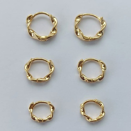 BRINCO FOLHEADO A OURO - BANHADO COM 5 MILÉSIMOS + VERNIZ DIAMOND - BRINCO DE TRIO ARGOLA TORCIDA 9/11/13MM (OURO085) OUBR000136