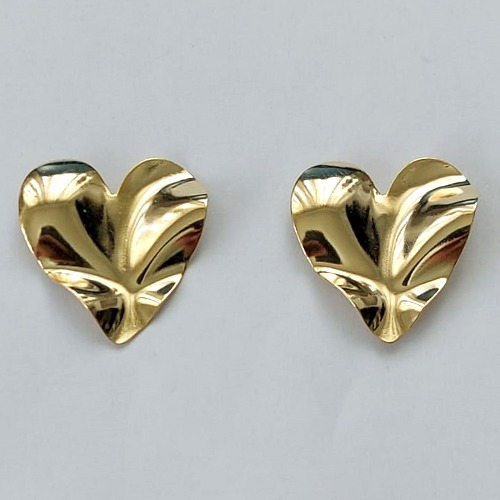 BRINCO FOLHEADO A OURO - BANHADO COM 5 MILÉSIMOS + VERNIZ DIAMOND - BRINCO DE PINO COM CORAÇÃO MARTELADO 25MM (OURO082) OUBR000138