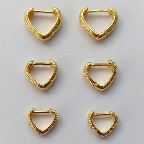 BRINCO FOLHEADO A OURO - BANHADO COM 5 MILÉSIMOS + VERNIZ DIAMOND - BRINCO DE TRIO ARGOLA CORAÇÃO 11/13/15MM (OURO086) OUBR000139