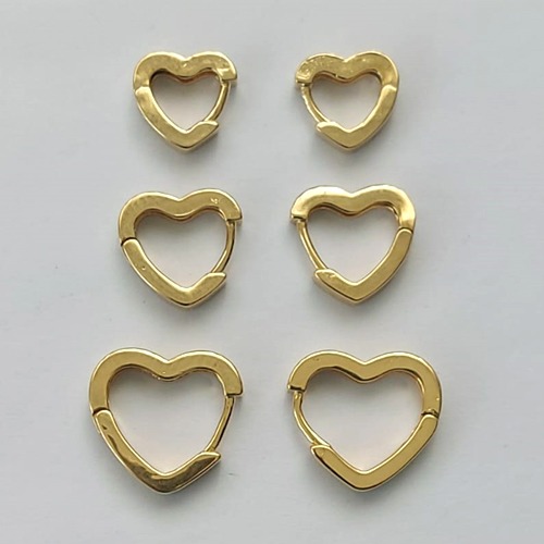 BRINCO FOLHEADO A OURO - BANHADO COM 5 MILÉSIMOS + VERNIZ DIAMOND - BRINCO DE TRIO ARGOLA CORAÇÃO CRAVEJADO EM MICROS ZIRCÔNIAS - TAMANHOS: 10/12/15MM (OURO092) OUBR000144