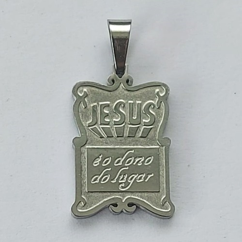 PINGENTE EM AÇO INOXIDÁVEL - PINGENTE EM AÇO INOXIDÁVEL PLACA COM PALAVRA JESUS 12X17MM - ACPG000069