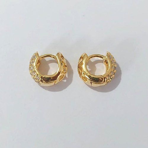 BRINCO FOLHEADO A OURO - BANHADO COM 5 MILÉSIMOS + VERNIZ DIAMOND - BRINCO DE ARGOLA COM TRAVA COM MICRO ZIRCÔNIAS CRAVEJADAS 12MM - (OURO100) OUBR000149
