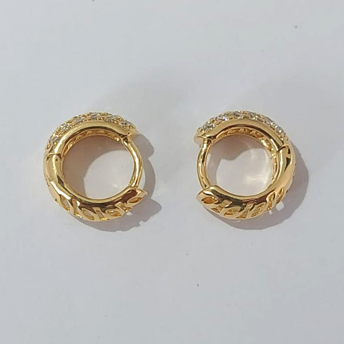 BRINCO FOLHEADO A OURO - BANHADO COM 5 MILÉSIMOS + VERNIZ DIAMOND - BRINCO DE ARGOLA COM TRAVA COM MICRO ZIRCÔNIAS CRAVEJADAS 12MM - (OURO101) OUBR000150