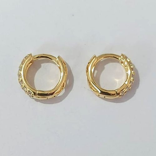 BRINCO FOLHEADO A OURO - BANHADO COM 5 MILÉSIMOS + VERNIZ DIAMOND - BRINCO DE ARGOLA COM TRAVA COM MICRO ZIRCÔNIAS CRAVEJADAS 12MM - (OURO102) OUBR000151